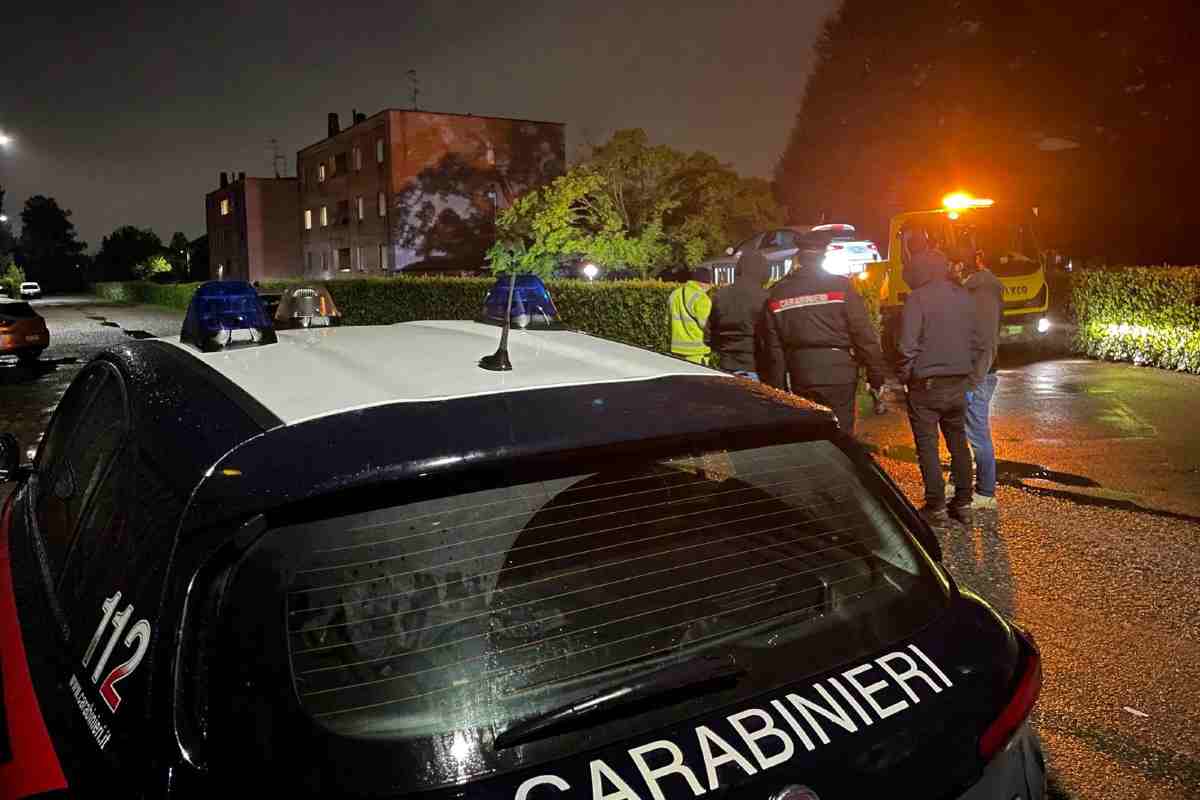 Una pattuglia dei Carabinieri durante un duro intervento