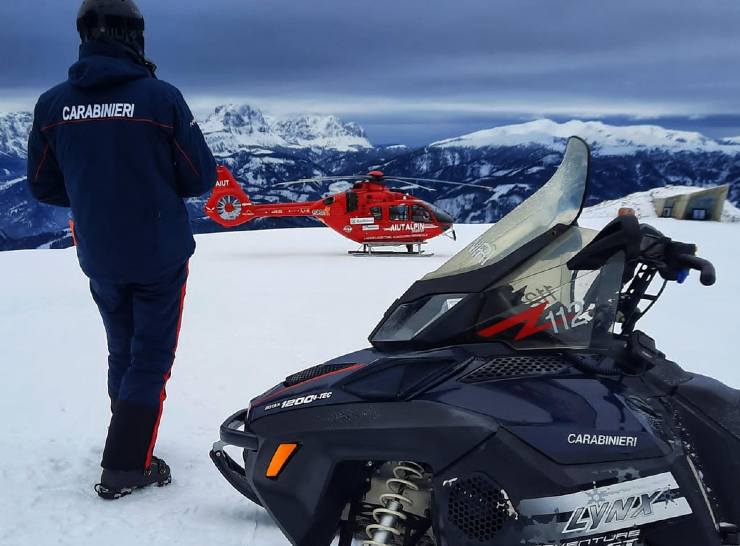 Un carabinieri sulle piste da sci mentre si prepara a un soccorso