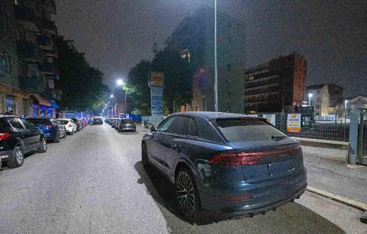 Una pattuglia della polizia in lontananza mentre controlla