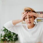 donna preoccupata con le mani sulla fronte