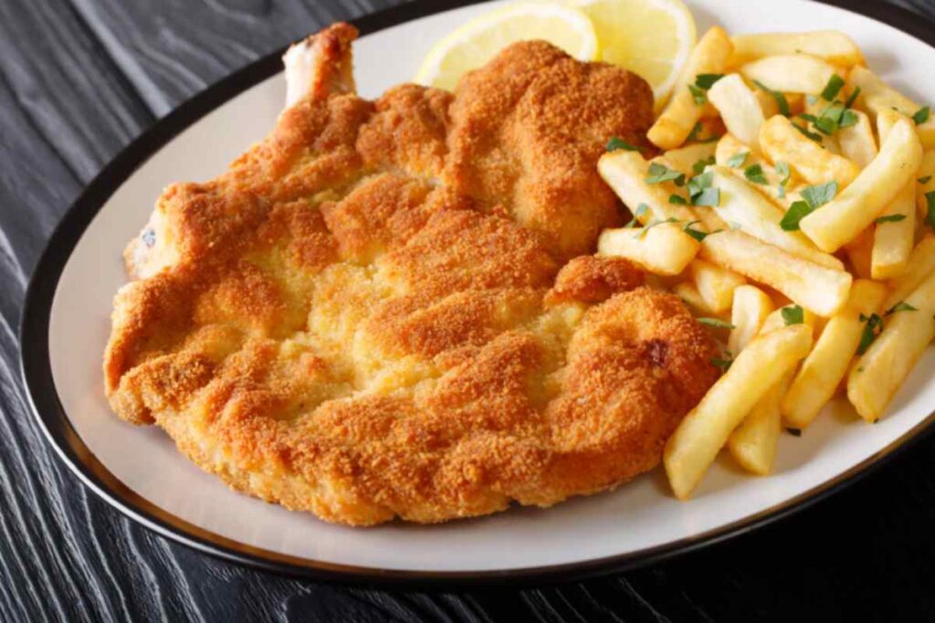 cotoletta alla milanese con patatine fritte