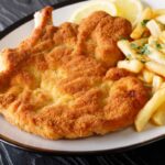 cotoletta alla milanese con patatine fritte