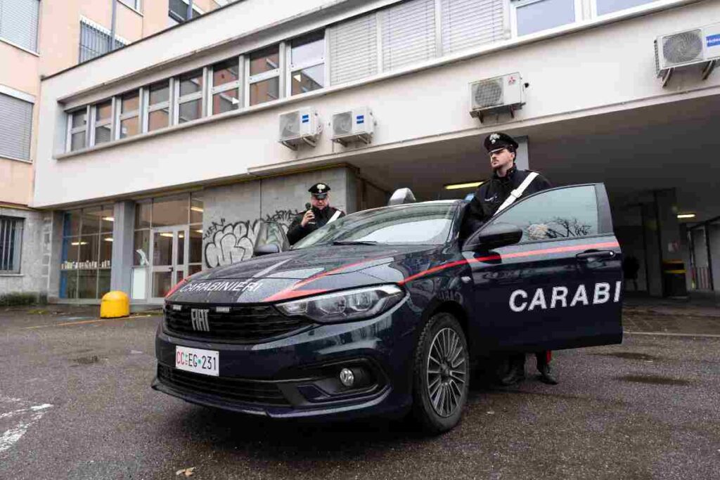 Una pattuglia dei Carabinieri fuori dal liceo De Nicola