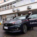 Una pattuglia dei Carabinieri fuori dal liceo De Nicola
