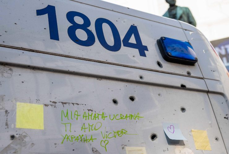 Un'ambulanza mentre si prepara ai soccorsi