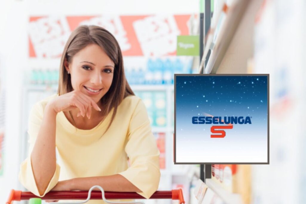 donna che sorride mentre fa la spesa al supermercato