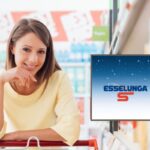 donna che sorride mentre fa la spesa al supermercato