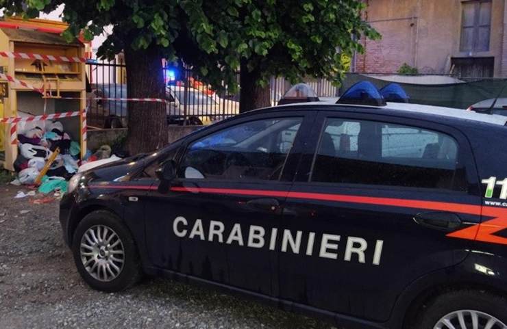 Un'auto dei carabinieri mentre sta effettuando un intervento