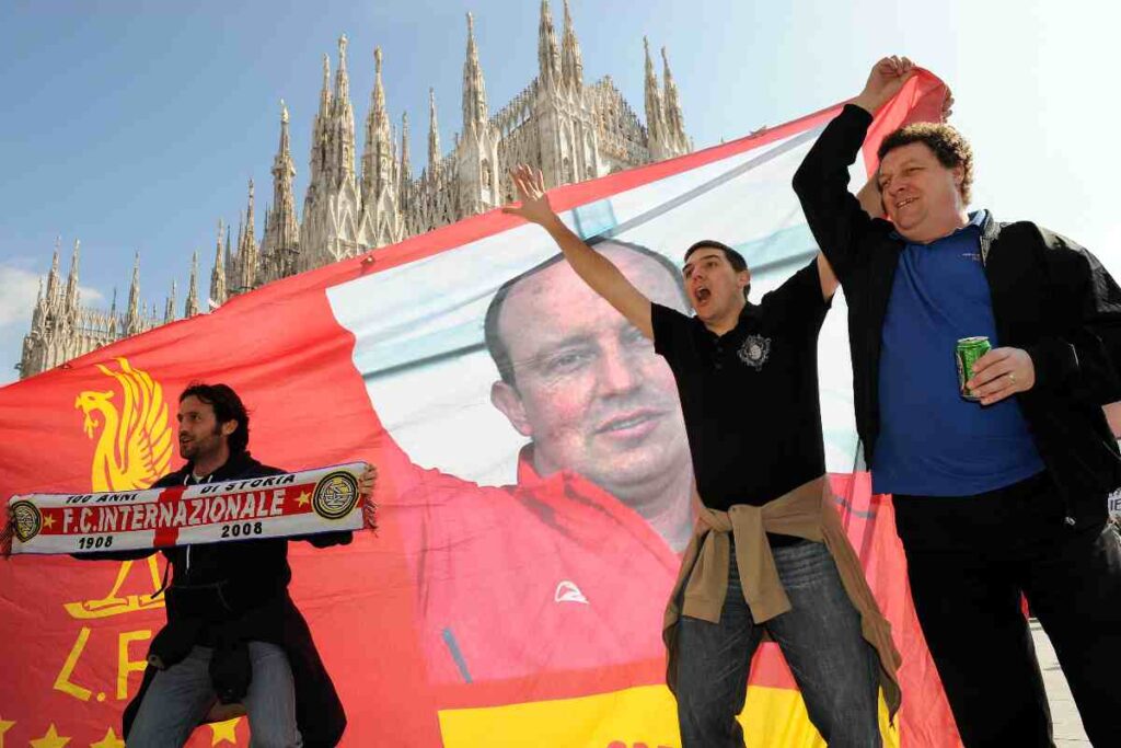 Alcuni tifosi del Liverpool sotto il Duomo nel 2008