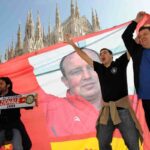 Alcuni tifosi del Liverpool sotto il Duomo nel 2008