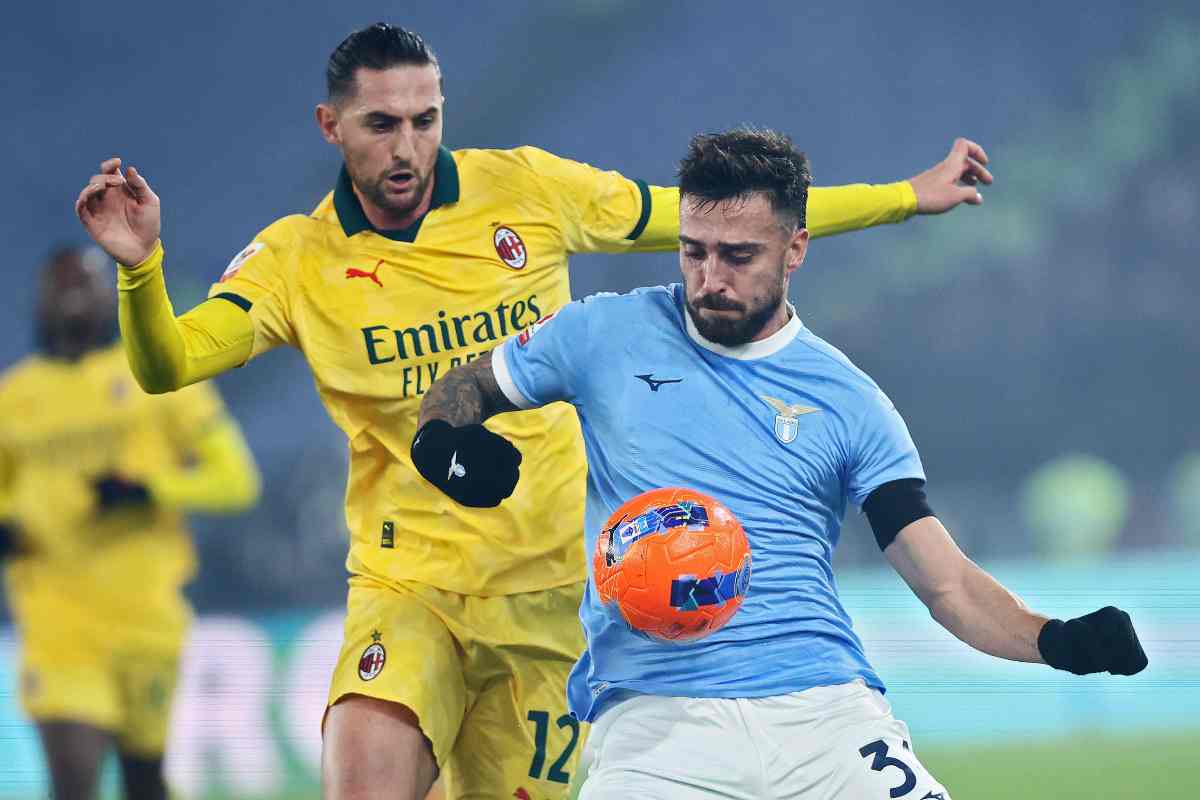 Gila e Rabiot che si contrastano durante Lazio-Milan di coppa Italia