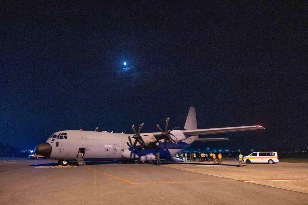 Un aereo che atterra all'aeroporto di Linate a Milano