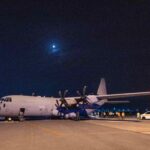 Un aereo che atterra all'aeroporto di Linate a Milano