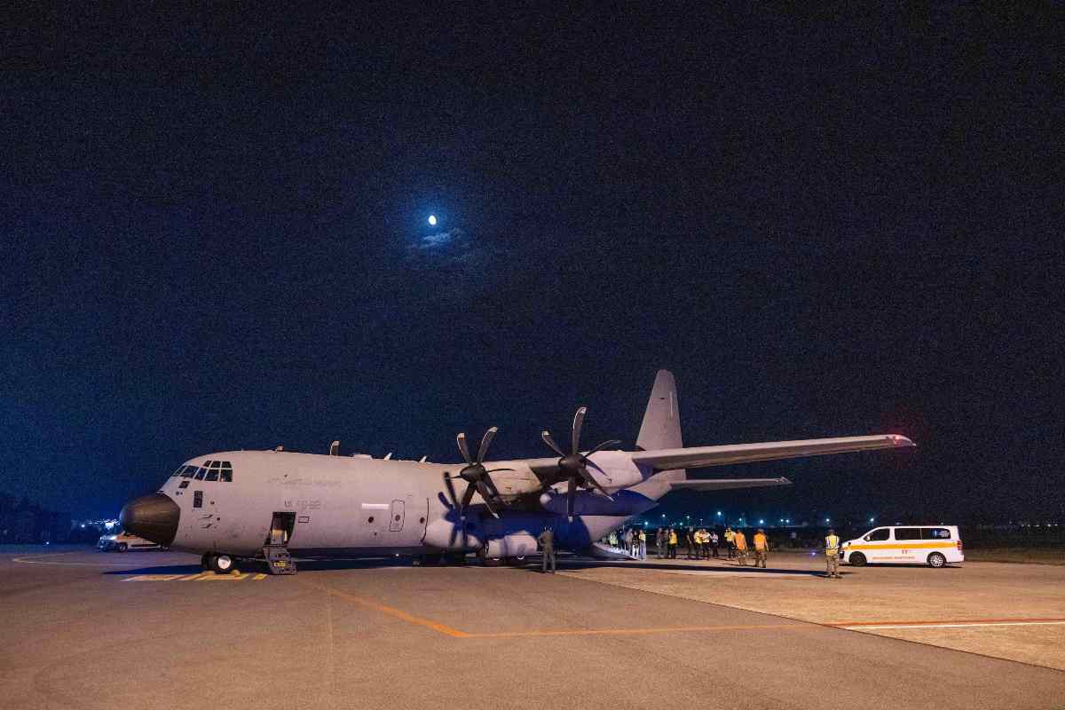 Un aereo che atterra all'aeroporto di Linate a Milano