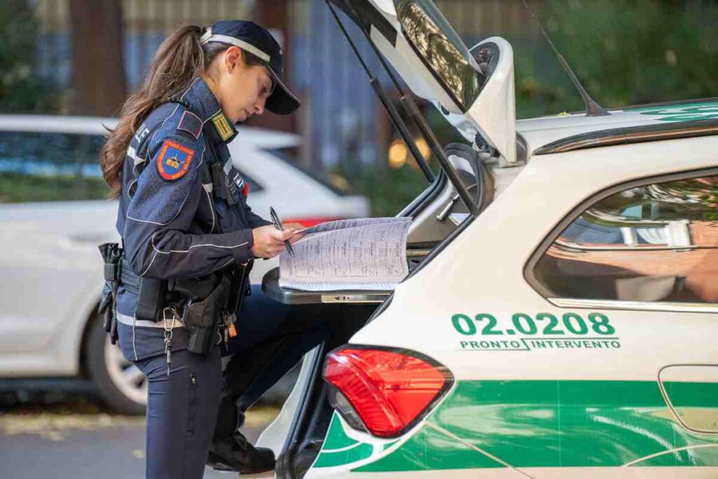Un agente della polizia locale di Milano mentre fa un referto