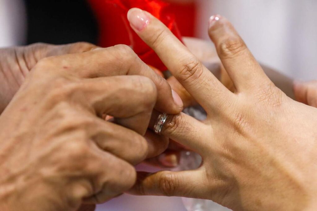 Lo scambio di anelli tra due persone che si stanno sposando