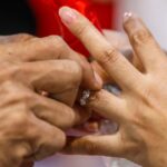 Lo scambio di anelli tra due persone che si stanno sposando