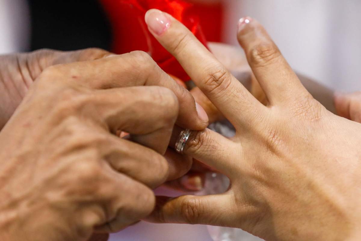 Lo scambio di anelli tra due persone che si stanno sposando