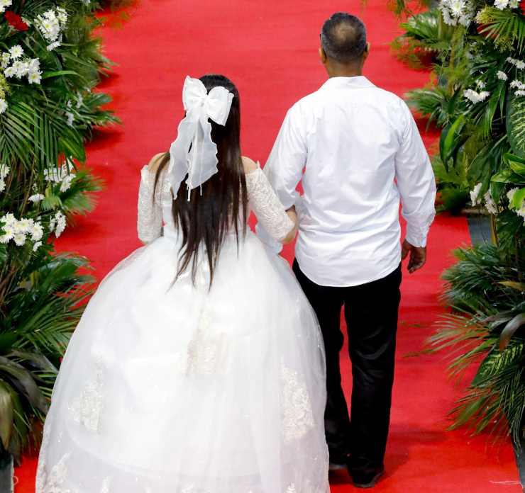 Due persone mentre si stanno sposando