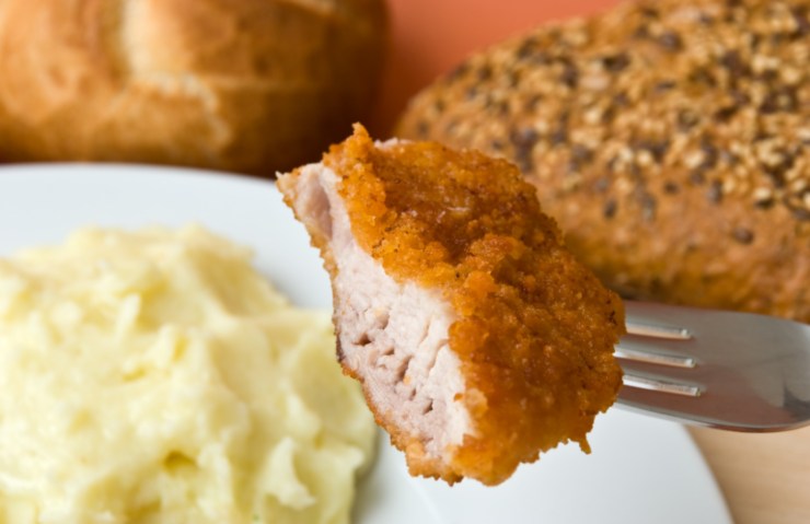 pezzo di cotoletta fritta con purè di patate