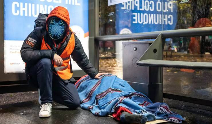 installazione di babbo natale clochard a Milano