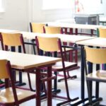 banchi e sedie dentro ad un'aula scolastica
