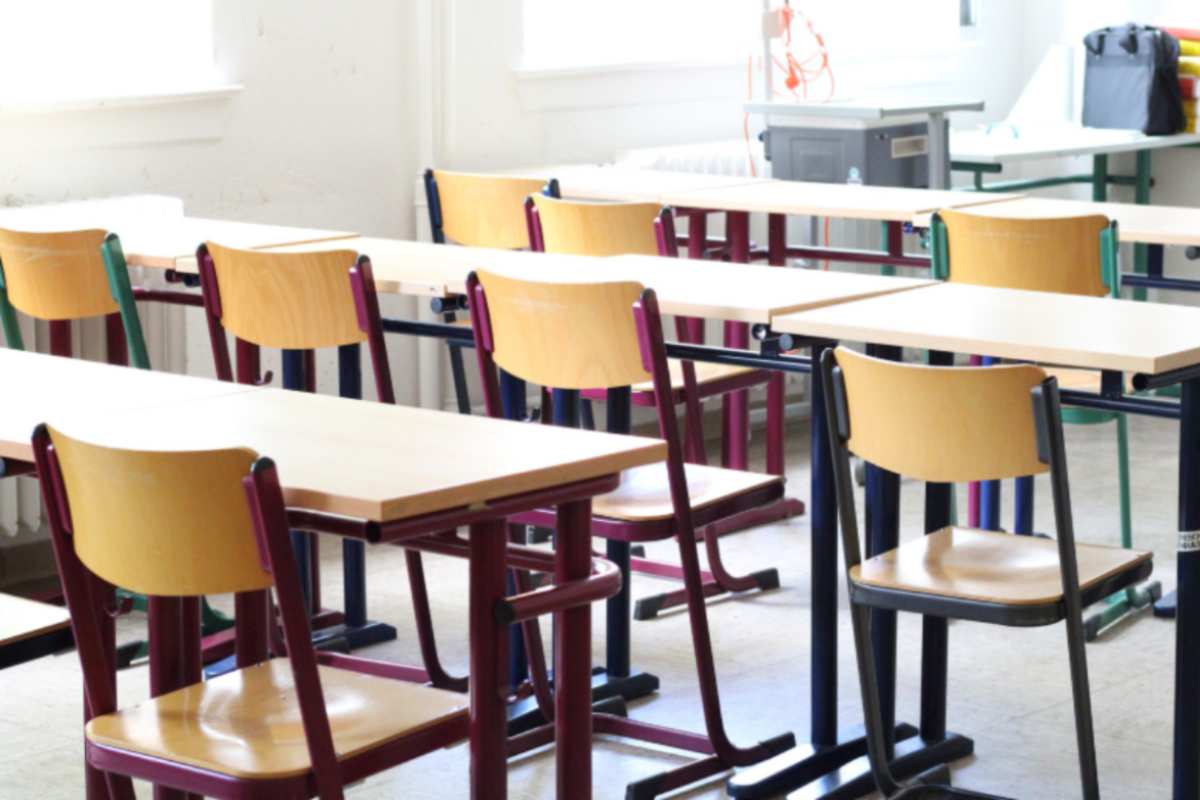 banchi e sedie dentro ad un'aula scolastica