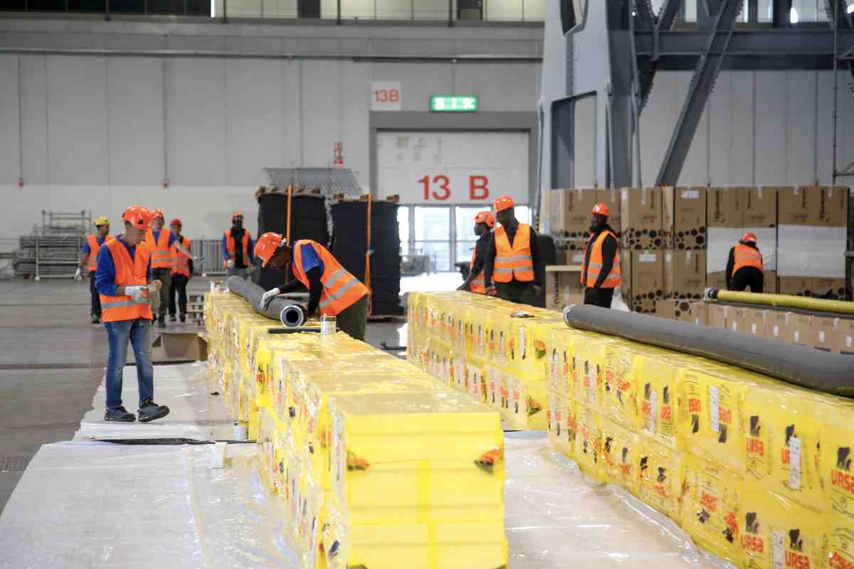 Una fase dei lavori dello stadio che ospiterà l'hockey su ghiaccio per le Olimpiadi