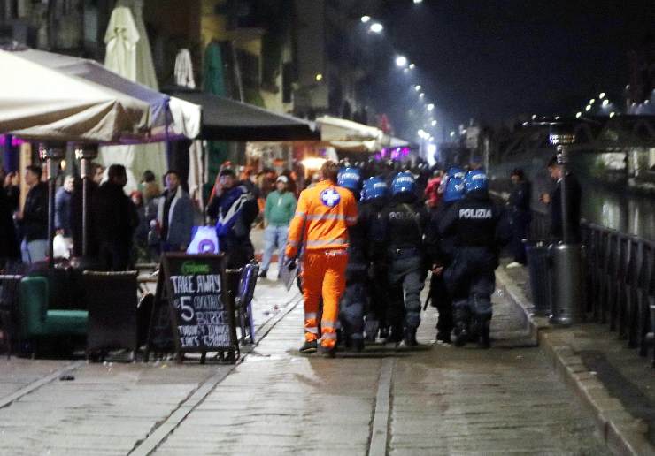 La zona dei Navigli dove ci sono poliziotti e tifosi