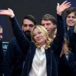 il premier giorgia meloni che sorride e saluta