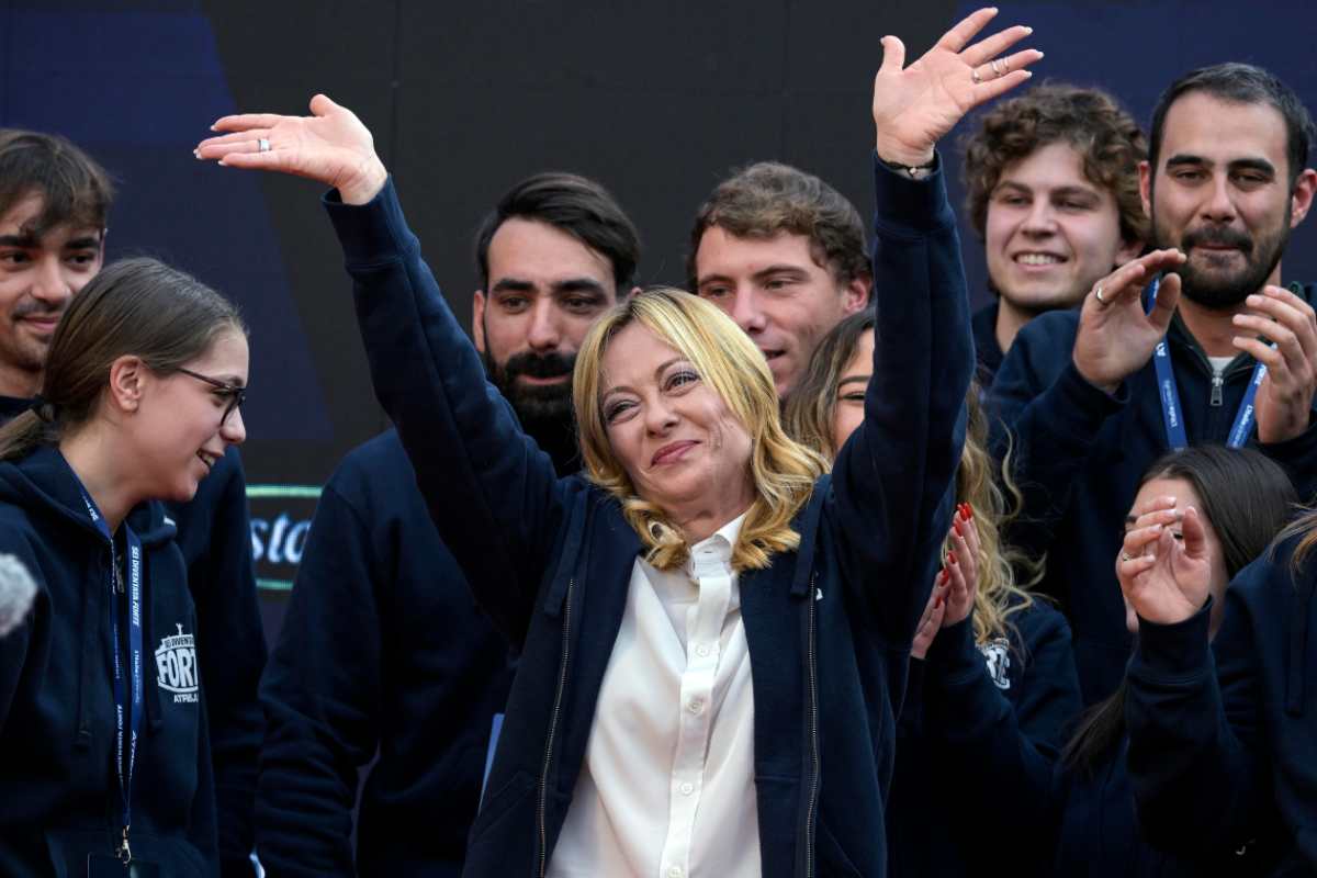 il premier giorgia meloni che sorride e saluta