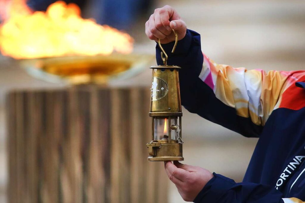 Il momento in cui viene accesa la fiaccola olimpica