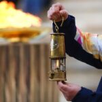 Il momento in cui viene accesa la fiaccola olimpica