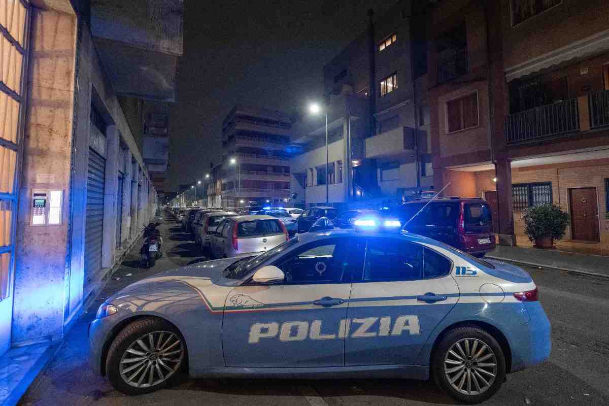 Una pattuglia della Polizia di Stato poco prima di intervenire in strada