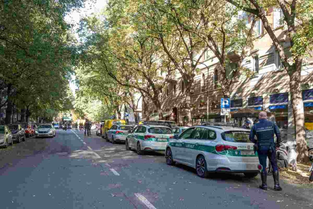 Alcuni agenti della polizia locale di Milano in azione