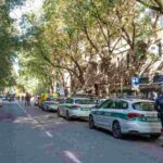 Alcuni agenti della polizia locale di Milano in azione