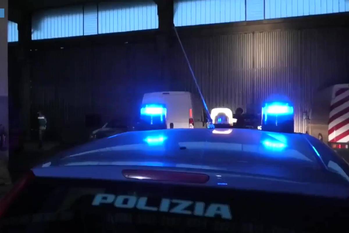 Una voltante della polizia in azione