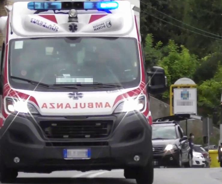 Un'ambulanza mentre effettua una corsa a Pavia