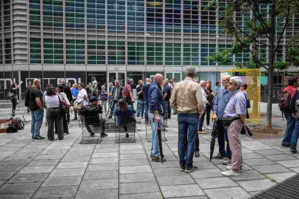 Un presidio di lavoratori davanti alla Regione Lombardia