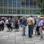 Un presidio di lavoratori davanti alla Regione Lombardia