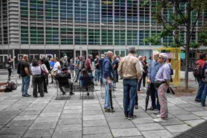 Un presidio di lavoratori davanti alla Regione Lombardia