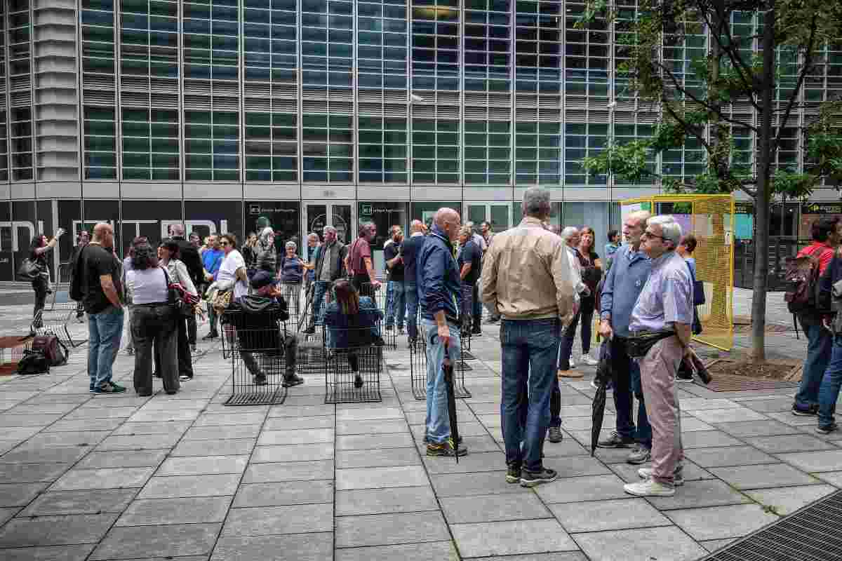Un presidio di lavoratori davanti alla Regione Lombardia