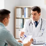 medico che spiega al paziente la ricetta medica