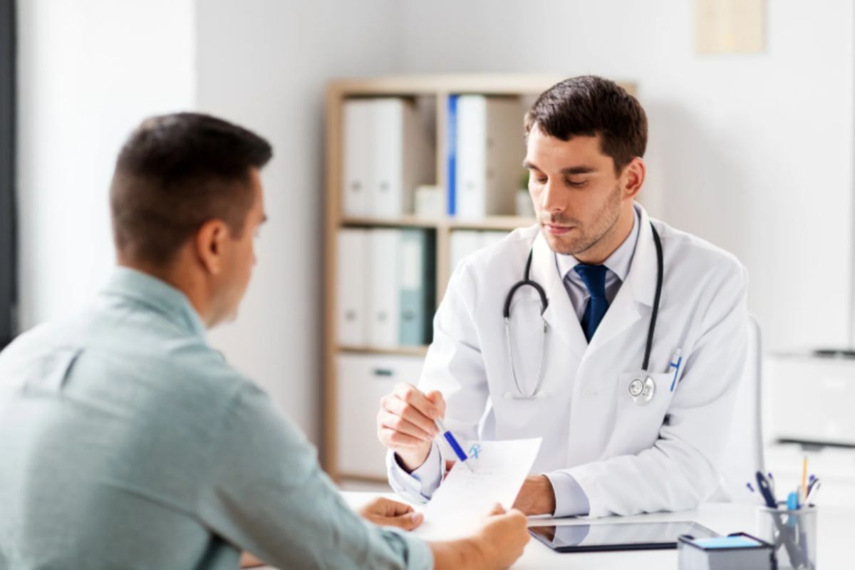 medico che spiega al paziente la ricetta medica