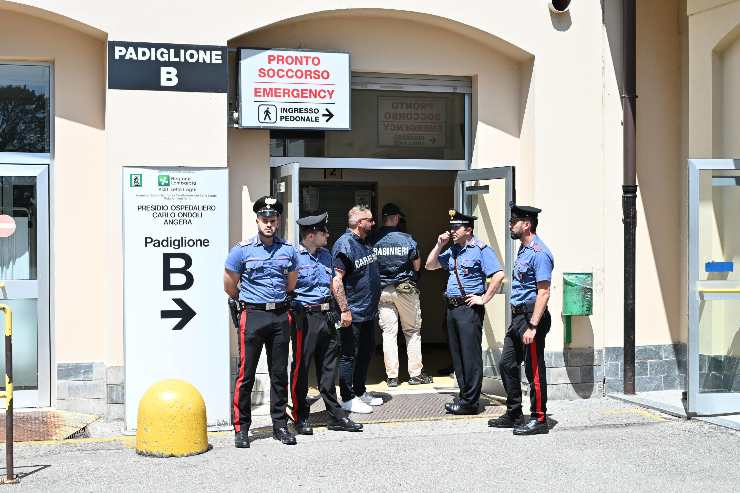 L'ingresso dell'ospedale di Varese con i Carabinieri