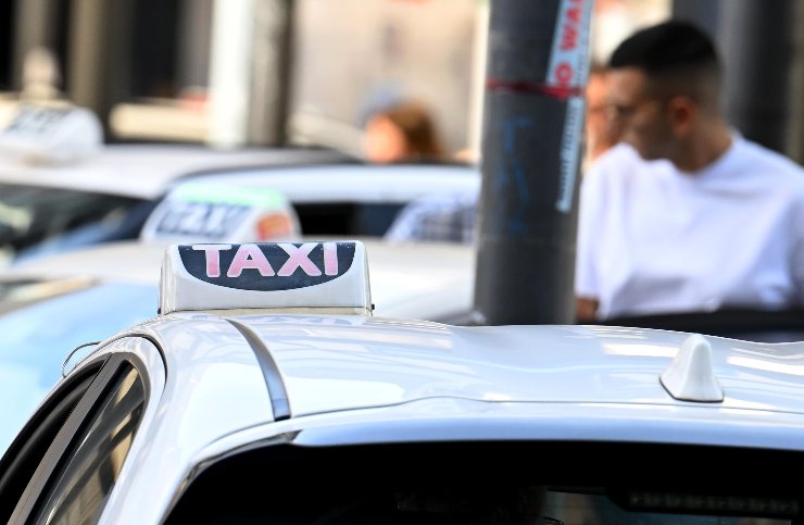 Una protesta senza precedenti con i taxi fermi in tutta Milano