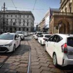 Un centinaio di taxi fermi davanti alla stazione centrale di Milano