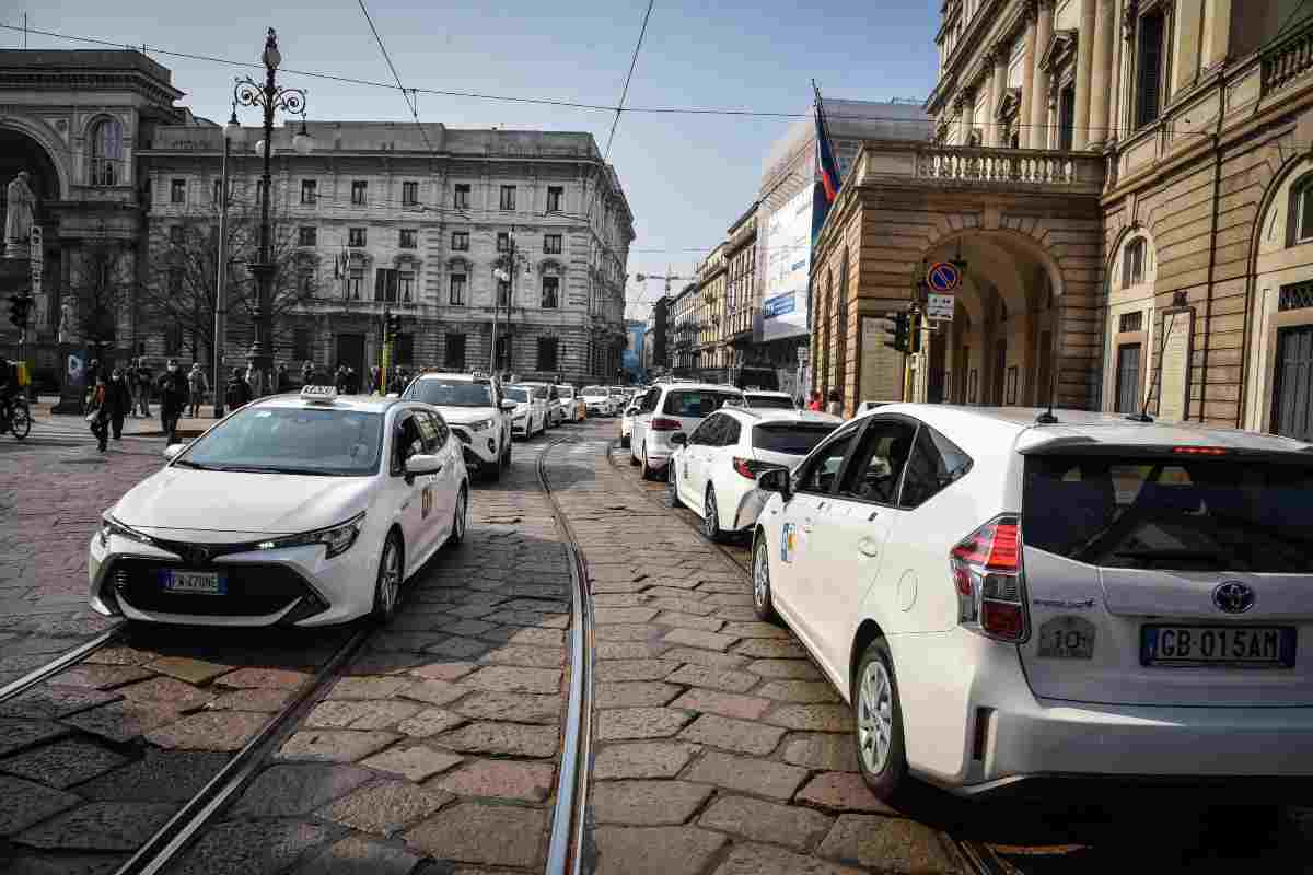 Un centinaio di taxi fermi davanti alla stazione centrale di Milano