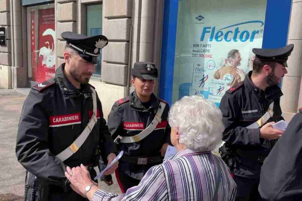I carabinieri che assistono una signora anziana che era stata appena truffata