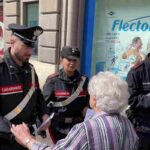 I carabinieri che assistono una signora anziana che era stata appena truffata